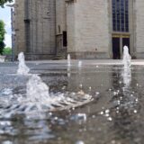Die Fontänen des Wasserspiels an der Unnaer Stadtkirche sprudeln nur schwach aus den Löchern.