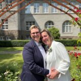 Alexandra (36) und Janine (38) stehen vor dem Schwerter Rathaus unter dem Rosenbogen. Das Paar hat im Standesamt geheiratet.