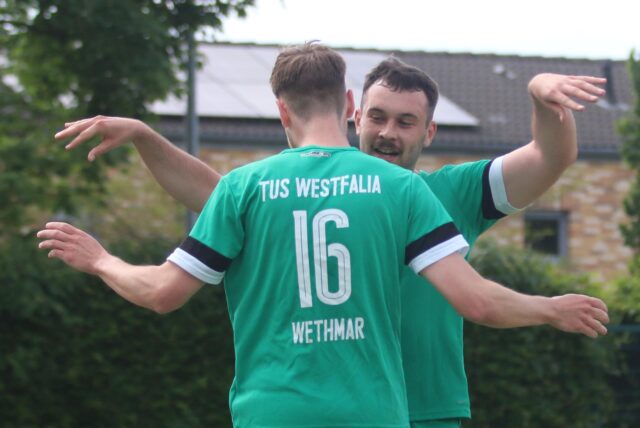 Spieler von Westfalia Wethmar jubeln.