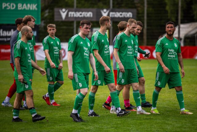 Spieler des BSV Schüren laufen auf dem Platz.