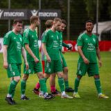 Spieler des BSV Schüren laufen auf dem Platz.