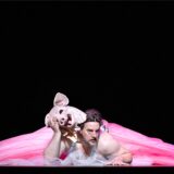Der feiste Falstaff (Benedict Nelson) bekommt zuletzt eine Schweinemaske verpasst.