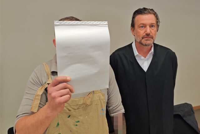 Hat die Brandstiftung gestanden: Der Angeklagte neben seinem Verteidiger Peter Ufer im Essener Landgericht.