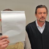 Hat die Brandstiftung gestanden: Der Angeklagte neben seinem Verteidiger Peter Ufer im Essener Landgericht.