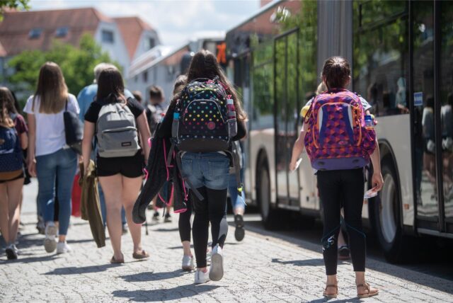 Schulkinder gehen zum Bus.
