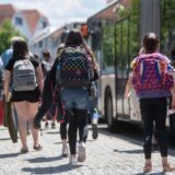 Schulkinder gehen zum Bus.