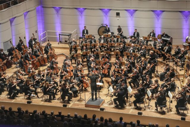 Gabriel Feltz dirigiert in seinem Abschiedskonzert im Konzerthaus Dortmund fast 100 Musiker der Dortmunder und Belgrader Philharmoniker. Es war ein triumphales Ende einer glanzvollen Ära.
