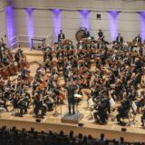 Gabriel Feltz dirigiert in seinem Abschiedskonzert im Konzerthaus Dortmund fast 100 Musiker der Dortmunder und Belgrader Philharmoniker. Es war ein triumphales Ende einer glanzvollen Ära.