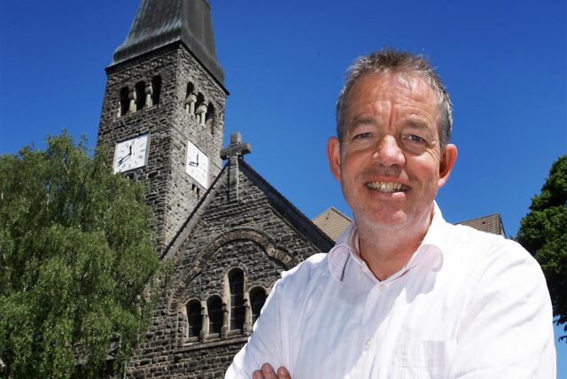 Pfarrer Christian Höfener-Wolf vor der Immanuel-Kirche in Marten.