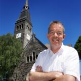 Pfarrer Christian Höfener-Wolf vor der Immanuel-Kirche in Marten.