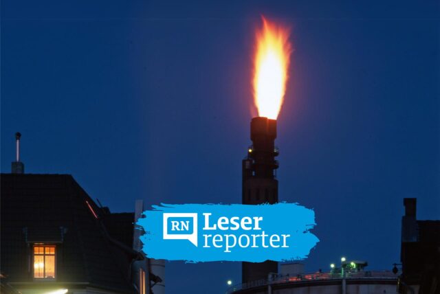 Die Hörder Fackel erleuchtet den Dortmunder Nachthimmel.