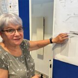 Lore Migdalsky informierte sich als Anwohnerin bei der Infomesse in der Alten Schmiede in Huckarde über die Brücken-Pläne im Umfeld des Hafens.