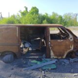 Nach einem Drohnenangriff ist von diesem Kleinbus in der Ukraine nur ein ausgebranntes Wrack übrig.