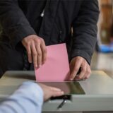 Ein Mann wirft seinen Stimmzettel in die Wahlurne