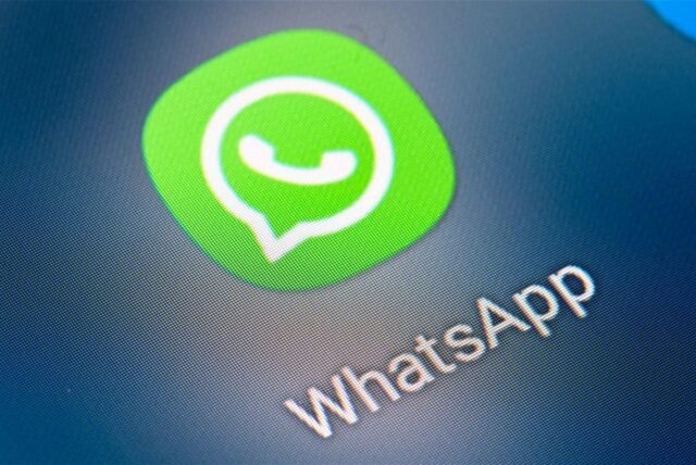 Auf dem Bildschirm eines Smartphones sieht man das Icon der App Whatsapp.