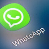 Auf dem Bildschirm eines Smartphones sieht man das Icon der App Whatsapp.