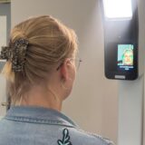 Miriam Cichon testet den Passbildautomaten aus.