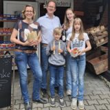 Familie Bleckmann (v.l.n.r.: Claudia, Thorsten, Marius, Caroline und Lisa) vor dem Hofladen auf dem Hof
Bleckmann
