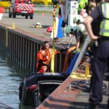 Ein Auto wird in Lüdinghausen aus dem Dortmund-Ems-Kanal geborgen.