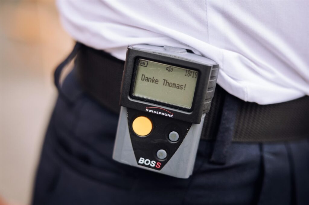 Der Pager eines Feuerwehrmannes zeigt Der Pager eines Feuerwehrmannes zeigt