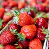 Frische Erdbeeren in Pappschalen werden zum Verkauf angeboten