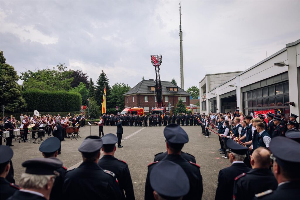 Vor dem Feuerwehrgebäude gab es einen Großen Zapfenstreich. Vor dem Feuerwehrgebäude gab es einen Großen Zapfenstreich.