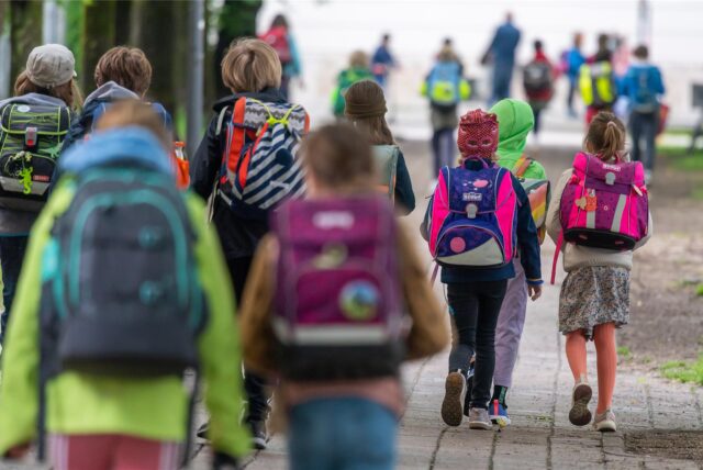 Kinder auf dem Weg zur Schule
