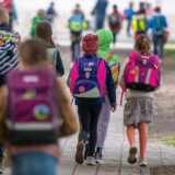 Kinder auf dem Weg zur Schule