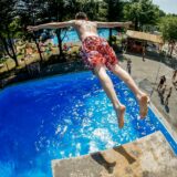 Ein Freibadbesucher springt kopfüber in ein Becken im Freibad des Revierparks Wischlingen.