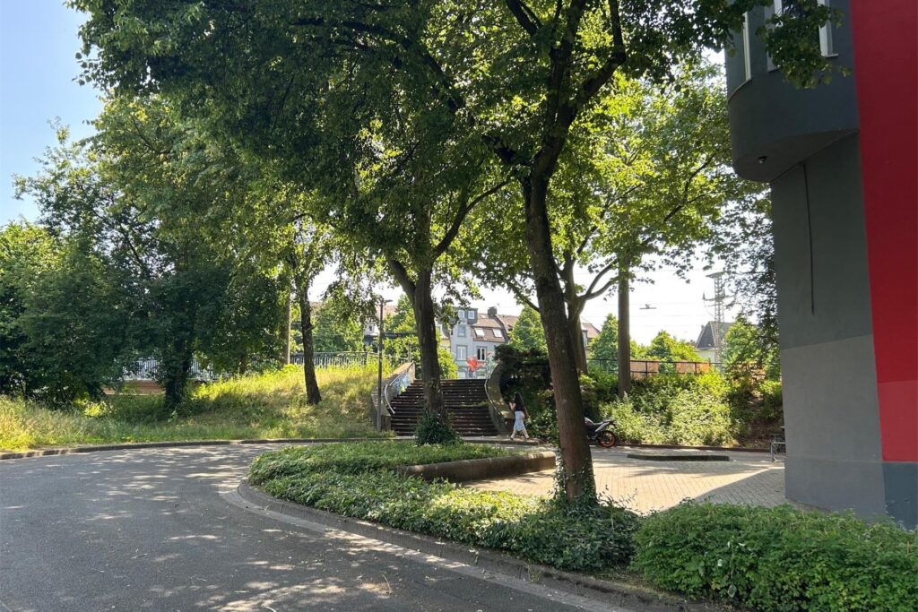 Auch die Außenflächen vor der früheren Kneipe an der Dorstfelder Brücke sollen für den Drogentreff auf Zeit genutzt werden. Eine Treppe führt zur Rheinischen Straße. Auch die Außenflächen vor der früheren Kneipe an der Dorstfelder Brücke sollen für den Drogentreff auf Zeit genutzt werden. Eine Treppe führt zur Rheinischen Straße.