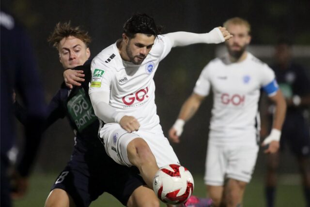 Spieler des ASC 09 Dortmund und der SF Lotte liefern sich einen Zweikampf.
