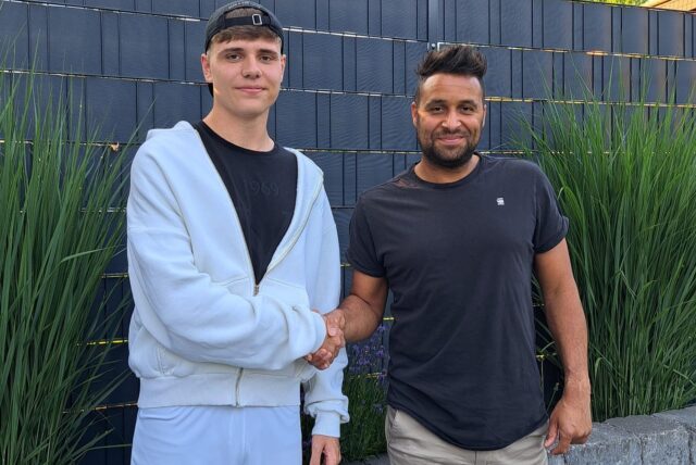 Linus Ruck und Sanmi Ojo beim Shake-Hands