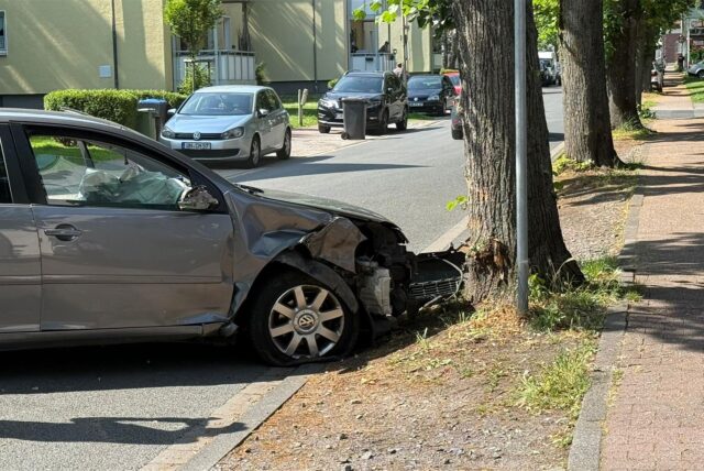 Auto vor einen Baum gefahren