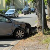 Auto vor einen Baum gefahren
