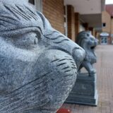 Vor dem China-Restaurant im Hargerzentrum begrüßen zwei steinerne Löwen stolz die Gäste.