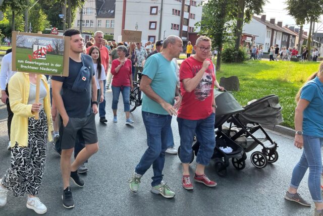 Hunderte Brechtener zogen am Montagabend (16.6.) um den Kreisverkehr, um gegen ein mögliches Gewerbegebiet in der Brechtener Niederung zu demonstrieren.