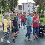 Hunderte Brechtener zogen am Montagabend (16.6.) um den Kreisverkehr, um gegen ein mögliches Gewerbegebiet in der Brechtener Niederung zu demonstrieren.