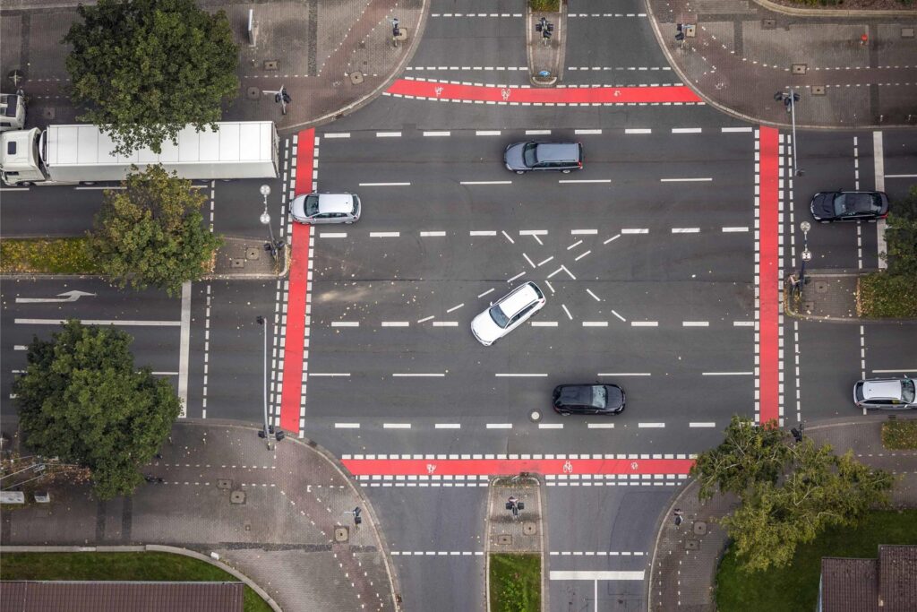 Auf dem Luftbild sind rote Markierungen für Radwege an einer großen Dortmunder Kreuzung zu sehen. Auf dem Luftbild sind rote Markierungen für Radwege an einer großen Dortmunder Kreuzung zu sehen.