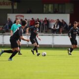 Spieler des Lüner SV stehen auf dem Platz.