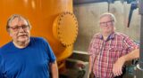 Detlev Blase und Günter Miele, SG Dortmund-Süd: Die beiden Männer stehen vor einem Filter im Hallenbad in Dortmund-Aplerbeck.
