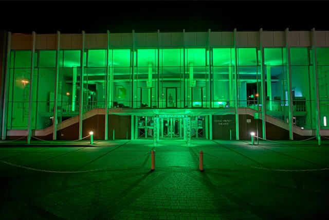 Als eine der Spielstätten des Kinofests wird das Heinz-Hilpert-Theater grün ausgeleuchtet.