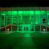 Als eine der Spielstätten des Kinofests wird das Heinz-Hilpert-Theater grün ausgeleuchtet.