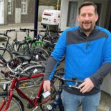 Stefan Rose, Chef der Radstationen im Kreis Unna, zeigt einige der Gebraucht-Fahrräder an der Radstation Werne.