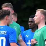 Abklatschen nach dem Spiel.