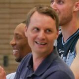 Spieler und Trainer klatschen.
