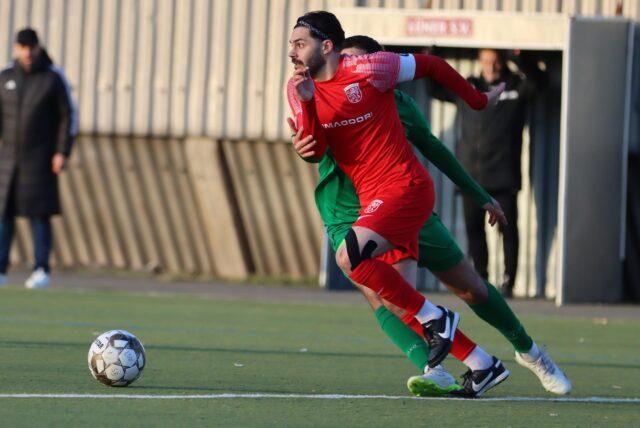 Lokman Erdogan (r.) dribbelt mit dem Ball.