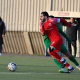 Lokman Erdogan (r.) dribbelt mit dem Ball.