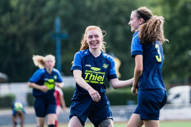 Annika Vogel und Leonie Prüße lachen