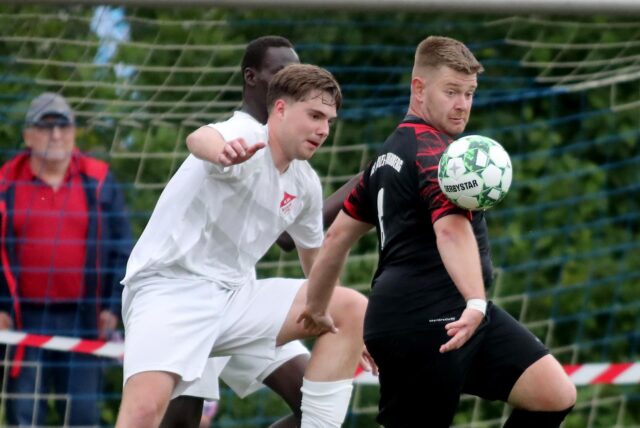 Zwei Spieler im Zweikampf.