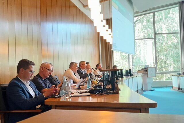 Der Verwaltungsvorstand während der Sitzung des Haupt- und Finanzausschusses am 17. Juni. Die Überraschung über den Vorstoß der Politik hatte sich da bereits etwas gelegt.